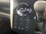 【オートエアコン】一度お好みの温度に設定すれば、車内の温度を検知し風量や温度を自動で調整。暑い…寒い…と何度もスイッチ操作をする必要はありません。快適な車内空間には必須の機能ですね♪