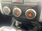 【オートエアコン】一度お好みの温度に設定すれば、車内の温度を検知し風量や温度を自動で調整。暑い…寒い…と何度もスイッチ操作をする必要はありません。快適な車内空間には必須の機能ですね♪