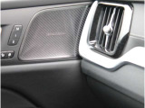プレミアムサウンドオーディオ(harman/kardon)はセンタースピーカにより立体的なサラウンド再生が可能