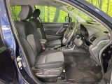 運転席まわりには十分なスペースがあり、大柄な方でもゆったり運転していただける環境です。