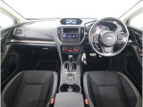 ■視界良好で運転しやすいコックピットです。シンプルで操作性の良いインパネ回りにデザインされ、SUBARUは安全性能に徹底的にまでこだわった視界設計を行っています。