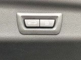【電動トランク】ボタン一つでトランクの開閉が可能です。リモコンキーでの操作もできます。