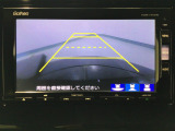 【バックカメラ】運転が苦手な方も車庫入れラクラクです!ギアをリバースに入れれば自動的に切り換わりますので、面倒な操作は不要です♪狭い駐車場もお車を傷つけず安心ですね!