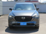 マツダのミドルクラスSUVであるCX-5。魂動デザインとスカイアクティブ技術をフル搭載した初代モデルが発売され、2017年にはさらに洗練された力強い魂動デザインに進化した2代目にモデルチェンジしました。