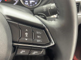 【マツダ・レーダー・クルーズ・コントロール(MRCC)】先行車との速度差や車間距離を認識し、設定した車速内で車間距離を自動で調整・維持することで、高速道路などでドライバーの負担を軽減します。