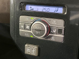【オートエアコン】一度お好みの温度に設定すれば、車内の温度を検知し風量や温度を自動で調整。暑い…寒い…と何度もスイッチ操作をする必要はありません。快適な車内空間には必須の機能ですね♪