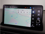 【Google マップ】運転中も音声だけで安全に目的地設定ができます。交通状況の変化をリアルタイムに反映し、最適なルートをご案内します。