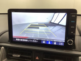 リバースギアに入れるだけで後方の表示へ切り替わります。夜間や雨の日の駐車も楽になりますよ。