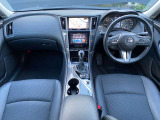スカイラインの運転席周りの画像です。
