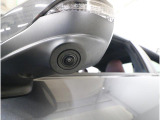 ■助手席側ドアミラーにはサイドビューカメラを装備。ドライバーの死角となりやすい車体左下側がきちんと確認できるので、幅寄せや狭い道でのすれ違いなどに効果を発揮します。