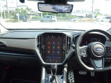 ■視界良好で運転しやすいコックピットです。シンプルで操作性の良いインパネ回りにデザインされ、SUBARUは安全性能に徹底的にまでこだわった視界設計を行っています。
