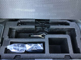 ボード下には車載工具とパンク修理キットが収まっています。収納スペースもあります。