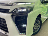 【LEDヘッドライト】悪天候や夜間走行時も良好な視界を確保し安心して運転できる高輝度LEDヘッドライトを装備!点灯速度が早く、消費電力も抑えられています。
