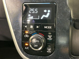 【オートエアコン】一度お好みの温度に設定すれば、車内の温度を検知し風量や温度を自動で調整。暑い…寒い…と何度もスイッチ操作をする必要はありません。快適な車内空間には必須の機能ですね♪