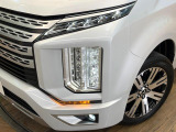 【LEDヘッドライト】悪天候や夜間走行時も良好な視界を確保し安心して運転できる高輝度LEDヘッドライトを装備!点灯速度が早く、消費電力も抑えられています。