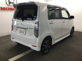 プライバシーガラスが装備されています。外を見るときには気にならずに、後方車両からは車内が見えにくい設計になっております。