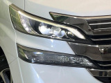 【LEDヘッドライト】悪天候や夜間走行時も良好な視界を確保し安心して運転できる高輝度LEDヘッドライトを装備!点灯速度が早く、消費電力も抑えられています。
