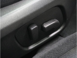 ”電動シートを装備。お客様に安全に運転頂けるよう座席の位置、座面の上げ下げやリクライニングの加減も細やかな設定を可能にしました。”