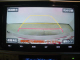 バックモニター付き。車両後方の映像がナビ画面に表示されるので、車庫入れが苦手な人も安心です。ただし、目視確認もお忘れなくお願いいたします。