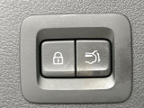 【ハンズフリーパワーバックドア】リアバンパー下部に足先を出し入れするだけでバックドアが自動で開閉♪両手が荷物でふさがっている時でもラクラク開閉操作が行えます!