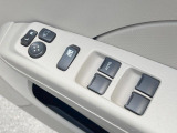 【電動格納ミラー】サイドミラーは電動格納式となっており、狭い駐車場でもキズがつくリスクを抑えられます。