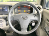インテリアに合わせたデザインのステアリングは、運転される方のことも考え、運転しやすい形状、大きさです。是非一度、実際に触ってお確かめください。
