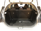 後部トランクスペースも広大です。ただ広いだけでなく積載性にも優れた形状でとても使いやすい!軽い力で開閉可能なのもメリットです!