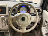 インテリアに合わせたデザインのステアリングは、運転される方のことも考え、運転しやすい形状、大きさです。是非一度、実際に触ってお確かめください。