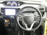 【徹底洗浄クリーニング実施済】運転席からの視界はこんな感じです☆お気軽にご来店いただき、実際に座って是非お確かめください。ドライバーに寄り添う快適な操作フィールをもたらすステアリングです。