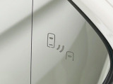 【ブラインドスポットモニター】走行中、ドアミラーの死角になりやすい箇所に後続車が接近するとサイドミラーのレンズに警告を表示!ドライバーに注意喚起をしてくれます。