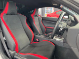 【専用スポーツシート】ホールド性に優れ、カーブ時の体が流れを抑制してくれます。また、体にフィットするから腰や背中が疲れにくく、ロングドライブや高速走行でも快適にお過ごしいただけます♪