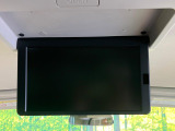 【純正11型フリップダウンモニタ】カーナビで再生したDVD映像などを後席で観られる後席モニタ。ドライブがより楽しくなります。