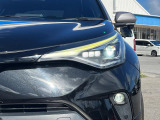 【LEDヘッドライト】悪天候や夜間走行時も良好な視界を確保し安心して運転できる高輝度LEDヘッドライトを装備!点灯速度が早く、消費電力も抑えられています。