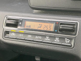 【オートエアコン】一度お好みの温度に設定すれば、車内の温度を検知し風量や温度を自動で調整。暑い…寒い…と何度もスイッチ操作をする必要はありません。快適な車内空間には必須の機能ですね♪