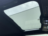【ガラスルーフ】室内に解放感がでて明るくなる為運転する時の気持ちをより一層高めてくれます。夜は全開にして星を眺めるなんてしたらロマンチックですね。