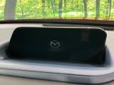 【8.8インチマツダコネクト】車内の雰囲気にマッチした大型のディスプレイ。スマホ接続でのナビ使用やBluetooth再生等、様々な機能が楽しめます。直感的なダイヤル操作が可能で、使い勝手も良好です。
