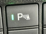 【パーキングセンサー】周囲の障害物に近づくと、ブザーでお知らせして、衝突回避をサポートします!駐車時や、狭い道での走行の際に便利です。