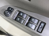 【電動格納ミラー】サイドミラーは電動格納式となっており、狭い駐車場でもキズがつくリスクを抑えられます。