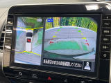 【アラウンドビューモニター】前後左右のカメラの映像をモニターに表示。真上から見ているような視点で周囲を確認できます。