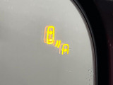 【ブラインドスポットワーニング】走行中、ドアミラーの死角になりやすい箇所に後続車が接近するとサイドミラー付近に警告を表示、ドライバーに注意喚起をしてくれます。