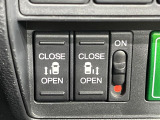 【両側スライドドア】駐車場で隣の車との間隔が狭く乗りにくい時、スライドドアなら安心!ドアオープン時も幅を取らず、開口部が広いので乗り降りがとっても簡単です。大きな荷物の出し入れも後席から可能♪