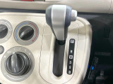 インパネシフトならハンドルからの移動距離が短く操作もスムーズ!また、足元が広くなりすっきりしますので、大柄な方でも快適にお過ごしいただけます。