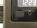 USB入力端子ついてます。USBメモリを接続して音楽ファイル、画像ファイル、動画ファイルなどをナビ画面で楽しめます ※一部のディスプレイオーディオ、CDチューナーの場合は音楽ファイルのみとなります
