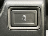 【パワースライドドア】スマートキーや運転席のスイッチでスライドドアの開閉が可能♪電動だから力を入れてドアを開ける必要が無く、小さいお子様でも、重い荷物を持っている時もラクに開け閉めできます♪