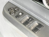 【電動格納ミラー】サイドミラーは電動格納式となっており、狭い駐車場でもキズがつくリスクを抑えられます。