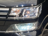 【LEDヘッドライト】悪天候や夜間走行時も良好な視界を確保し安心して運転できる高輝度LEDヘッドライトを装備!点灯速度が早く、消費電力も抑えられています。