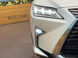 【三眼LEDヘッドライト】スタイリッシュな見た目の三眼LEDヘッドライトを装備♪スタイルだけでなく、夜間の走行も視界良好で安心してお乗りいただけます。