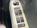 【電動格納ミラー】サイドミラーは電動格納式となっており、狭い駐車場でもキズがつくリスクを抑えられます。
