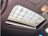 『1台』のお車に対して、3名体制で日々議論を重ね仕入れを行っております。