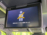 【12.1型フリップダウンモニター】大画面モニターで後席でもエンタメをお楽しみいただけます。小さなお子様にも大人気の装備です♪